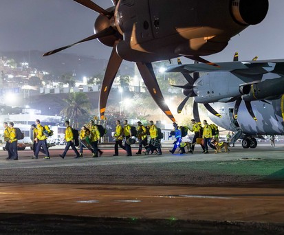 Ankunft mit dem Airbus A400 M in Venezuela: Hilfskräfte des THW mit Spürhunden gehen von Bord.