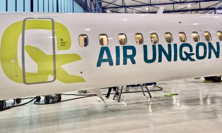 Die Lackierung von Air Uniqon auf der De Havilland Canada Dash 8-400: Bald im Einsatz.