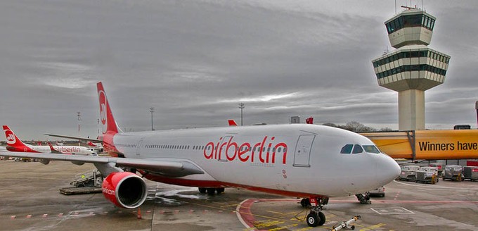 Airbus A330 von Air Berlin in Berlin-Tegel 2011: Die damals zweitgrößte Fluglinie Deutschlands flog bereits im neuen Design umher. Der Flughafen Berlin-Tegel bekam mit der Verspätung des BER eine Galgenfrist, die zu einer harten Bewährungsprobe wurde. Der Stadtflughafen wurde einst für 2,5 Millionen Passagiere pro Jahr gebaut. 2011 verzeichnete er bereits annähernd 17 Millionen Passagiere pro Jahr. 2019 überstieg diese Zahl 24 Millionen.