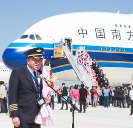 Kapitän des Airbus A380 nach der Landung: Der Superjumbo landete zu Testzwecken zum ersten Mal am neuen Airport von Peking.