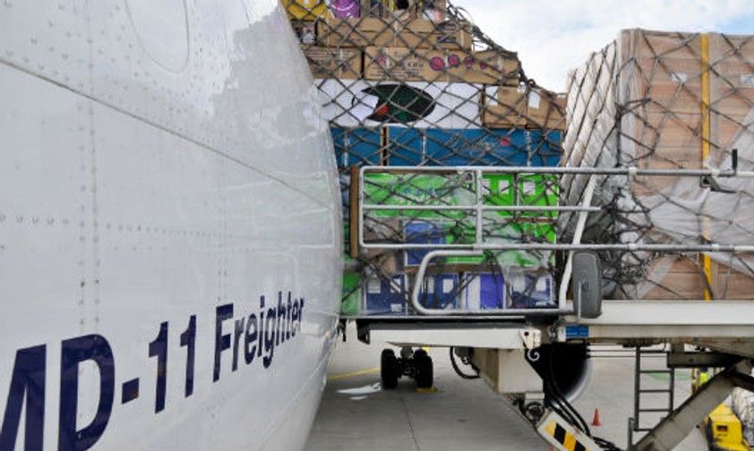 Beladung eines Lufthansa-Frachters: Bald arbeitet die Cargo-Division mit United zusammen.