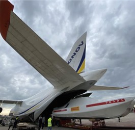Beladung der An-124: Ingenieure des Herstellers haben dafür gesorgt, dass die Yacht optimal ins Flugzeug geladen wird.