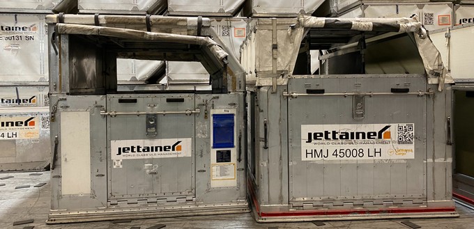 ... spezielle, große Varianten, wie etwa diese für den Transport von Pferden. Für die Tiere ...
