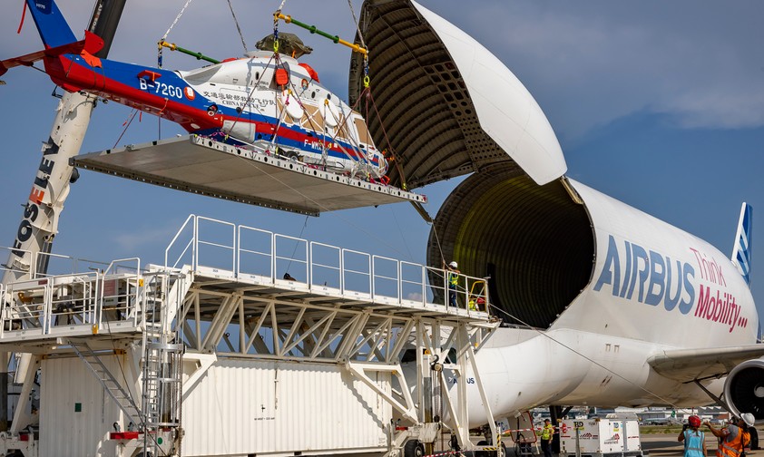 Verladung eines Airbus-Helikopters in einen Beluga ST: Zu wenig externe Kunden.