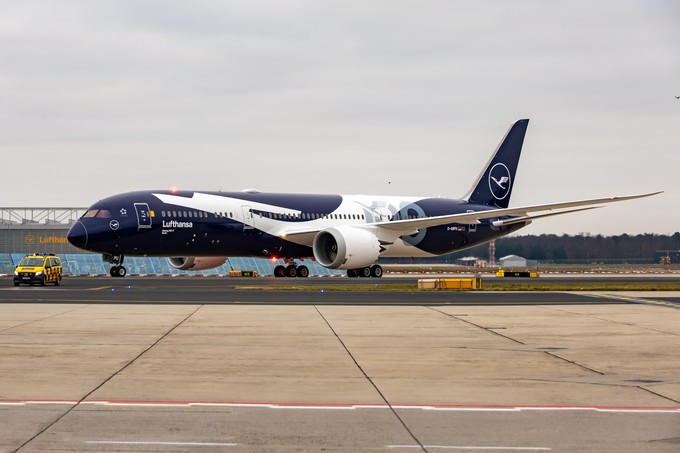 Mit mehreren Follow-Me-Fahrzeugen wurde die 787 zur Parkposition gebracht.