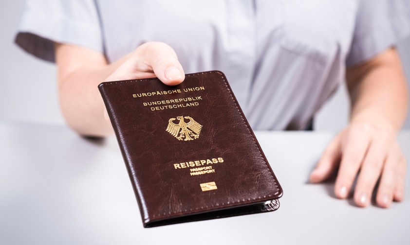 Reisepass: Neue Regeln für Flüge nach Deutschland.