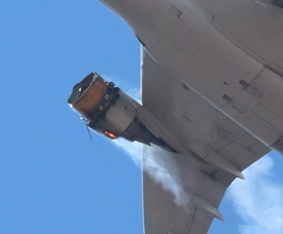 Triebwerksschaden: Flug UA328 muss kurz nach dem Start wieder landen.