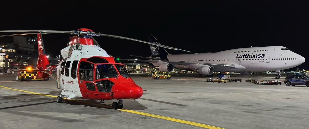 Der Rettungshubschrauber mit dem Funkrufnamen Christoph Mittelhessen der Johanniter Luftrettung am Flughafen Frankfurt.