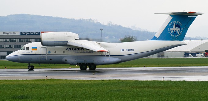 ... wodurch der Strahl aus dem Triebwerk über der Tragfläche für einen schnelleren Luftstrom sorgt. So nutzt der Flieger den Coandă-Effekt aus.