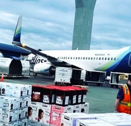 Hilfsgüterflug von Alaska Airlines: Die Airline setzte auch Sonderflüge auf, um zu evakuieren.