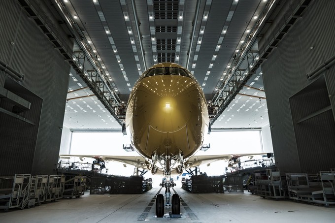 ... Airbus A350-1000 ...