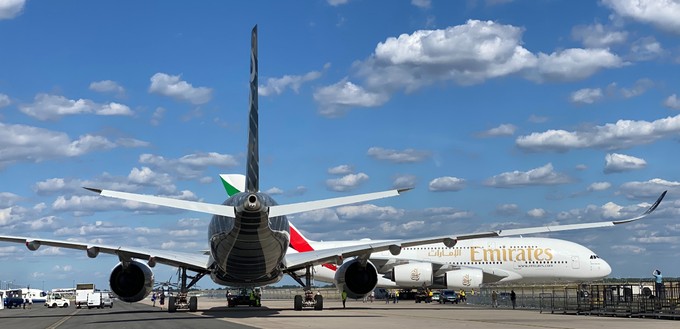 Hier ist der A350 zu sehen mit einem anderen Highlight der diesjährigen ILA - einem A380 von Emirates.