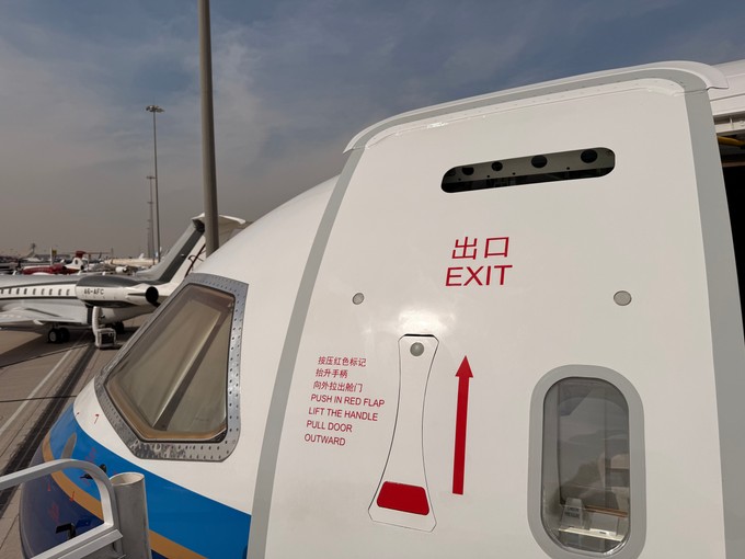 Hereinspaziert! Die vordere Tür der Comac C919.