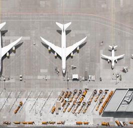 Klein und groß: Jeweils zwei Boeing 747-8 und Airbus A319 nebeneinander in Frankfurt.
