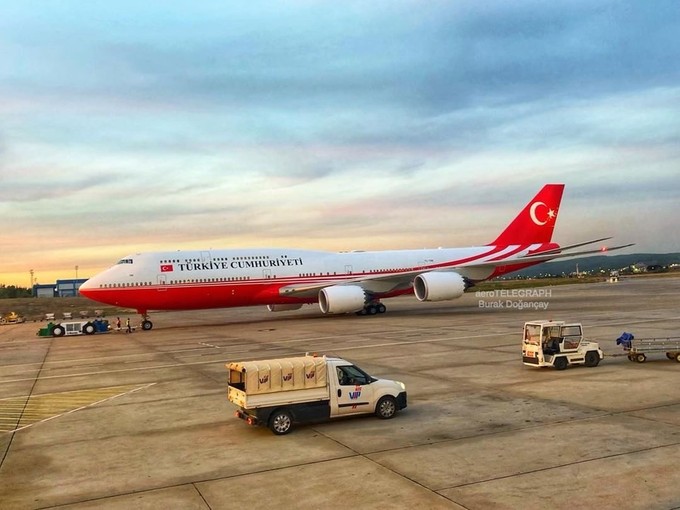 Elegant in Rot und Weiß kommt die Boeing 747-8 jetzt daher.