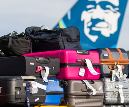 Gepäckwagen vor Jet von Alaska Airlines: Die Fluggesellschaft baut aus.