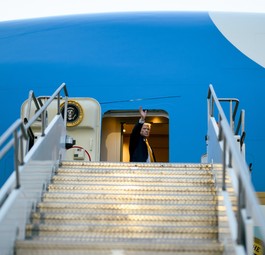 Trump beim Einsteigen in die alte Air Force One: Die beiden Flieger bleiben erstmal unverzichtbar. 