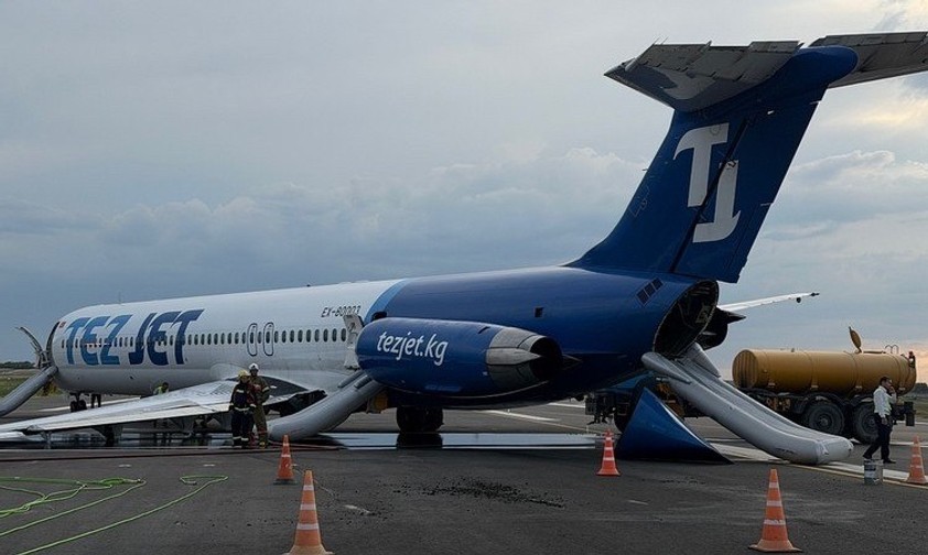 Das Flugzeug von Tez Jet liegt nach dem Fahrwerksbruch auf der linken Seite: Der Flughafen war mehrere Stunden gesperrt.