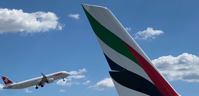 Hier ist seine Heckflosse zu sehen, zusammen mit einem am BER gestarteten Flieger von Swiss.