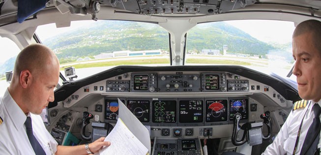 Für die Piloten (Matteo Vanoli links und Riccardo Mariani rechts) ist es darum ein herausfordender Flug.