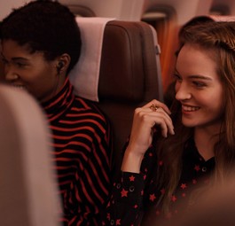 Passagierinnen von Swiss: Sie erfahren neu deutlicher, dass Swiss zu Lufthansa Group gehört.