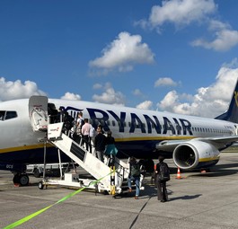 Boeing 737-800 von Ryanair: Die Airline muss Ausnahmen bei der digitalen Bordkarte zulassen.
