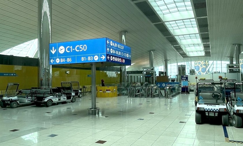 Terminal in Dubai: Kaum ein Mensch war da, wo sich sonst Menschenmengen drängen.