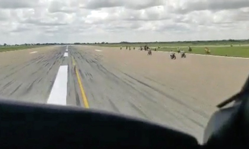 Menschenmenge stürmt Flughafen in Nigeria