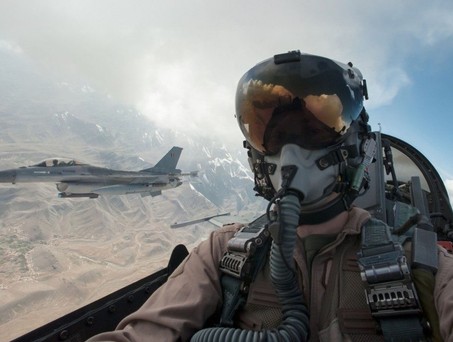 Pilot im Kampfjet: Zusammen sind sie stärker.