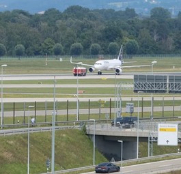 Bugfahrwerk von Lufthansa-Airbus bockt - Landebahn in München gesperrt