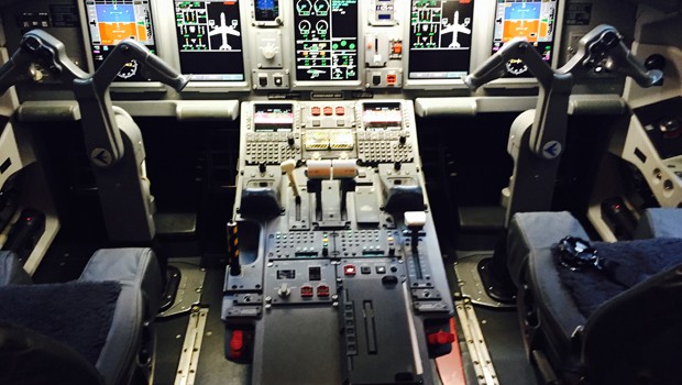 So sieht es im Cockpit der Embraer E190 aus. Die Maschinen waren zuvor für die Air-Berlin-Tocher Niki unterwegs.