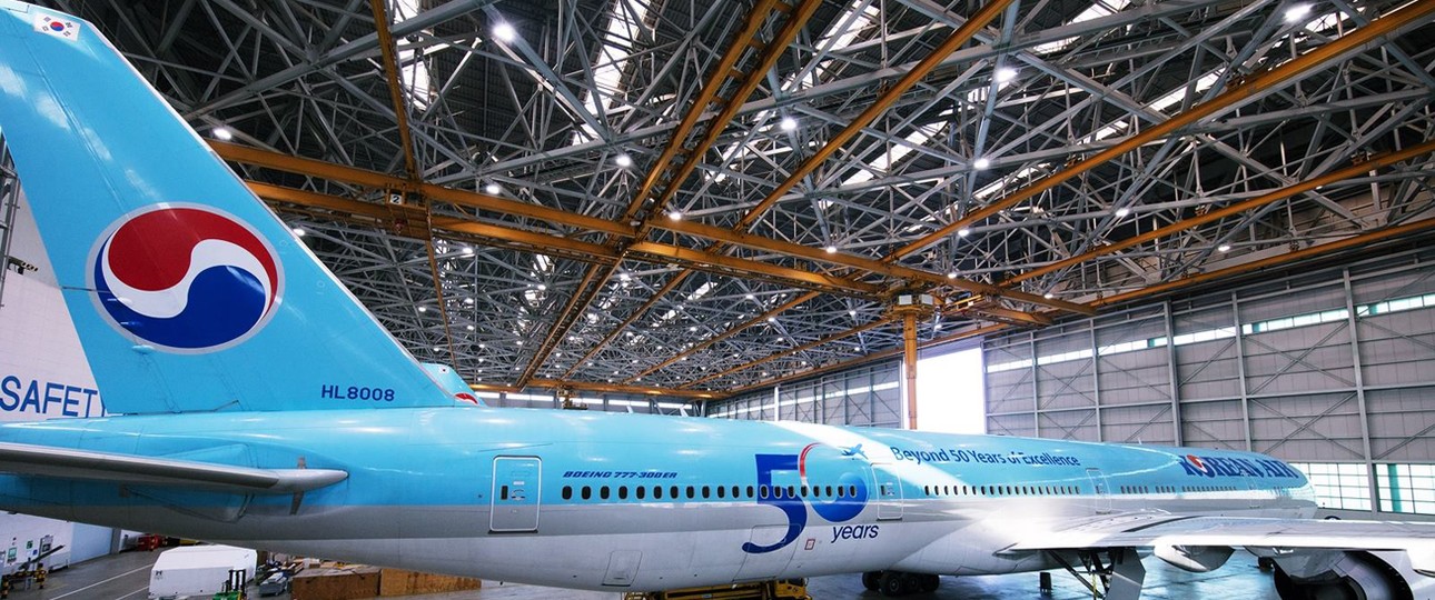 Boeing 777-300ER von Korean Air: Lackierung zum 50. Jubiläum der Privatisierung.