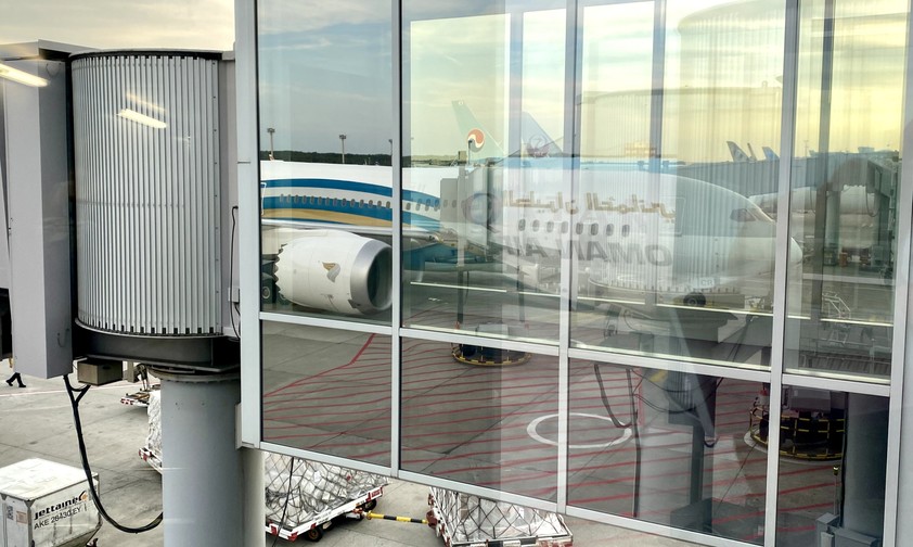 Spiegelbild: Die Boeing 787-9 von Oman Air am Flughafen Frankfurt.