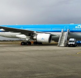 Airbus A330 von KLM in Groningen: Winterschlaf in der Provinz.