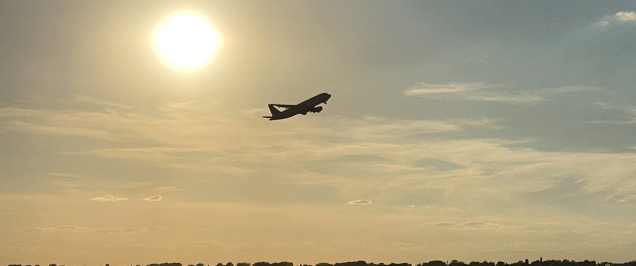 Jet startet - zu sehen vom Fernbahnhof des Airport Düsseldorf: Weniger Inlandsflüge.