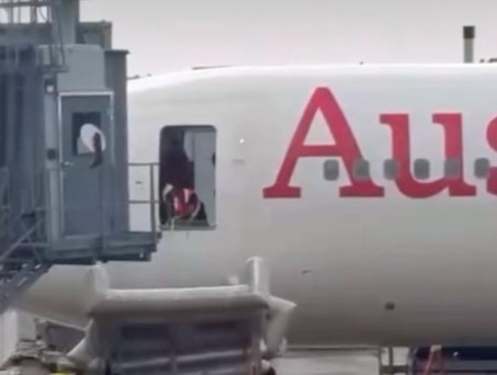Die Notrutsche wird abtransportiert: Verzögerungen beim Abflug der Boeing 767 von Austrian Airlines.