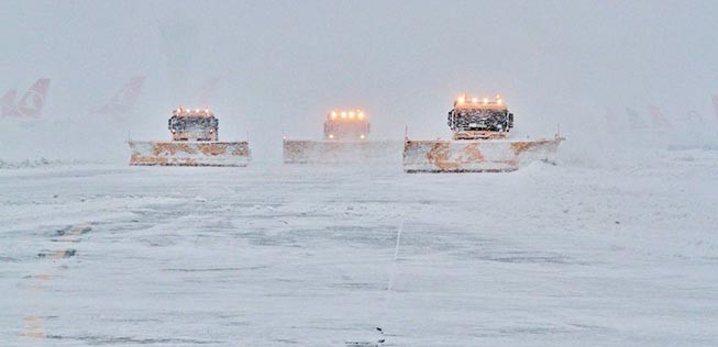 Schneepflüge in Reih und Glied - nicht in Sibirien, sondern in der Türkei.