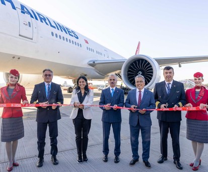 Eröffnung der Strecke Istanbul-Sevilla: Turkish-Alines-Chef Ahmet Bolat (2.v.r.) neben dem türkischen Verkehrsminister Abdulkadir Uraloğlu (3.v.r.) und Vertretenden der Airline und dem Flughafen.