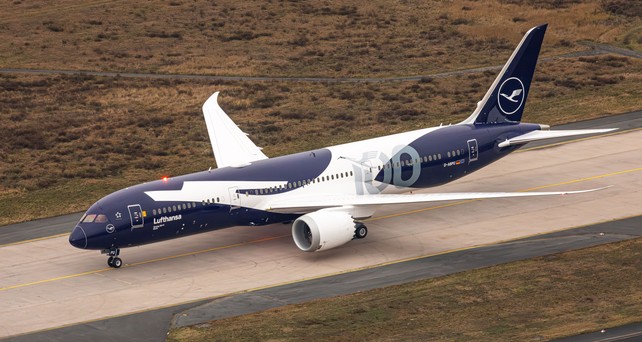 Boeing 787 von Lufthansa im Jubiläumsdesign: Bald sind fast alle Sitze buchbar.