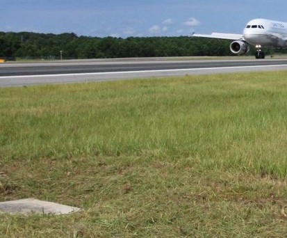 Die Start- und Landebahn von Savannah mit dem Grabstein.