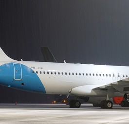 Chair Airlines′ erster Airbus A320: Die HB-JOK wird auf den Einsatz vorbereitet.