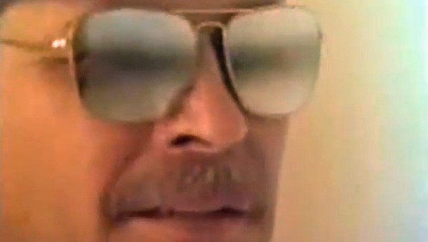 Pilot aus dem Werbespot: Raten Sie, was sich gleich in seiner Brille spiegelt.