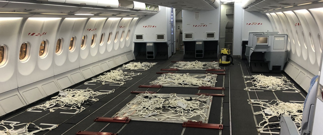 Die umgebaute Kabine des A330: Wo eigentlich die Business Class ist, ist nun Platz für Waren.