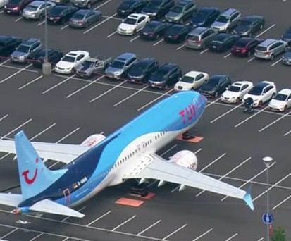737 Max von Tuifly stehen auf Mitarbeiterparkplatz