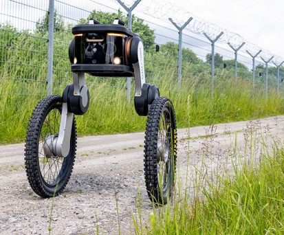 Rollen an Hamburgs Flughafenzaun entlang: selbstfahrende Roboter.
