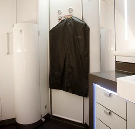 In der First-Class-Toilette der Airbus A380 von Lufthansa gibt es ein Urinal - dezent verdeckt von einer Verkleidung.