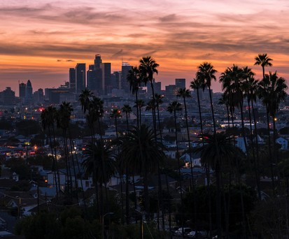 Zwischen diesen weit entfernten Städten reisen viele Passagiere, es gibt aber noch keinen Direktflug: Bangkok - Los Angeles. Die beiden Metropolen liegen 7171 Seemeilen oder 13.281 Kilometer voneinander entfernt.