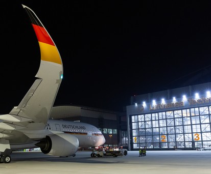 Der Airbus A350-900 mit dem Kennzeichen 10+01 bei Lufthansa Technik in Hamburg: Der Jet ...