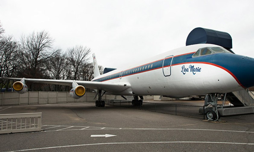 Seit 30 Jahren steht die Convair 880 auf Graceland. Elvis hatte den Passagierjet 1975 von Delta Air Lines gekauft. Bei der Fluglinie hatte er die Kennzeichnung N880EP getragen. Der King zahlte für den Flieger 250'000 Dollar.