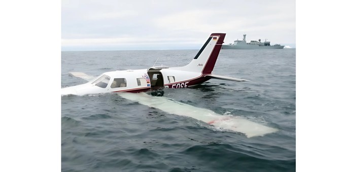 Die Piper PA-46 Malibu nach der Notwasserung.